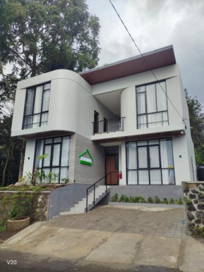 Naomi Villa Tawangmangu